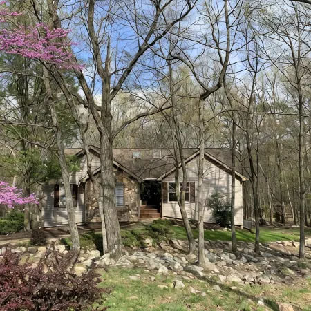 Game Room~Grill~Screen Porch~Fireplace~Top of Mountain~Walk to Most Amenities