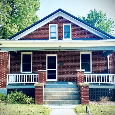 Helen's House-3 bed, 2 bath bungalow 3 blocks from Main Street!!!