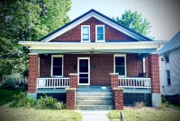 Helen's House-3 bed, 2 bath bungalow 3 blocks from Main Street!!!