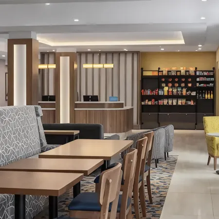 Hampton Inn by Hilton Montreal East Anjou Отели рядом с достопримечательностью «Торговый центр Galeries d'Anjou»