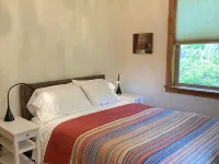 Bright art-filled home, fruit trees, valley view 로페즈 아일랜드 호텔