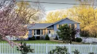 Lake Front Haven with Dual Living Rooms, Hot Tub - 4 stjerner