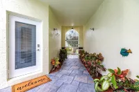 Tropical Oasis W/Heated Pool 2 miles to the  Beach
