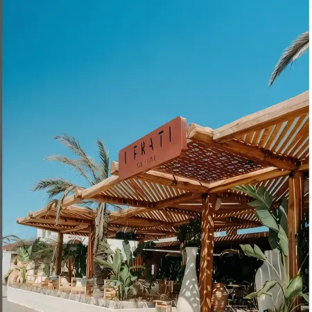 Casa Frati Suites & Villas Отели рядом с достопримечательностью «Пляж Периволос»