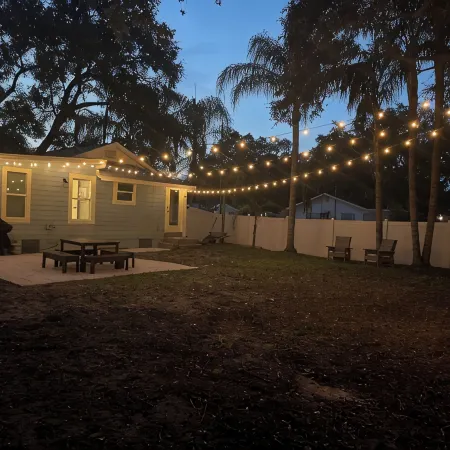 Beachy Bungalow in the heart of Dunedin; 5 minute walk to downtown