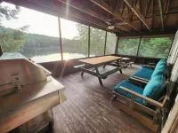 Beautiful house on the lake with a boat launch. - 3성급