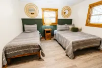 Boho Cabin w/ Hot Tub.  Private & Cozy Escape - homestay
