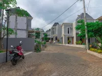 Villa Private Pool Syariah Musim Liburan Hotels in Junrejo