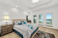 Panoramic View of Lake Marble Falls- 4BRM 10 Acres 1 King and 3 Queen Beds