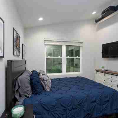 Trendy Townhome Near Downtown Rooms