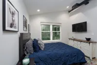 Trendy Townhome Near Downtown - บังกะโล