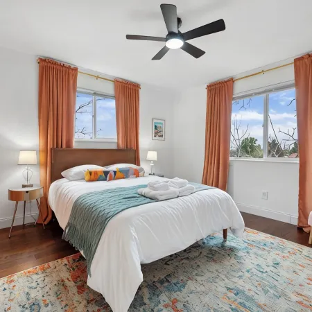 Family Home: Sleeps 12, Firepit, Games & Movie Room!