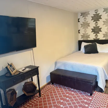 Pet friendly cabin in quiet Plainview with WiFi, AC