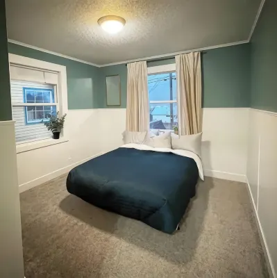 Walkable 3 Bedroom Duplex with private Hot Tub, Porch, and Scenic Views - プール