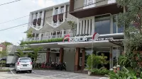 แอนเดอลีร์ โฮเทล ซิมปัง ลิมา เซอมารัง - ที่มีสระว่ายน้ำ