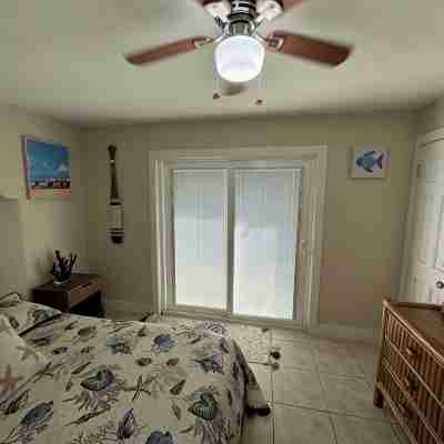 Tropical Oasis Anchor Located on the Bayside with Pool. Rooms