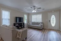 Goldfinch Guesthouse: Charming Family Home Near Lake & Downtown Claremore