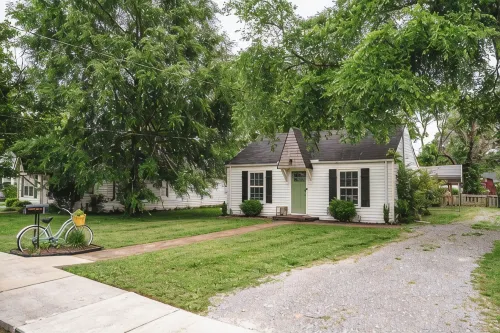 The Bird House – Charming Downtown Lebanon Stay, Pets Welcome! - 3-Star