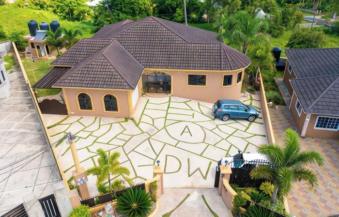 Spacious 2-bedroom apartment in Mandeville with hot tub ,WiFi and private garage
