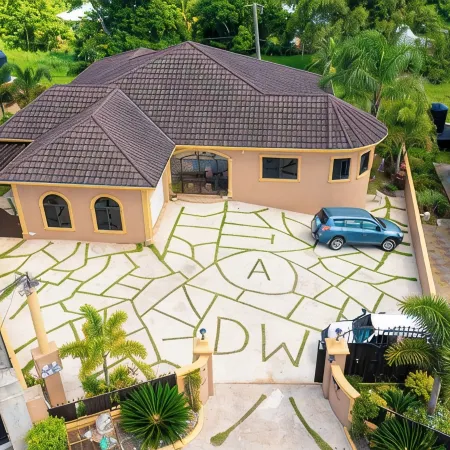 Spacious 2-bedroom apartment in Mandeville with hot tub ,WiFi and private garage
