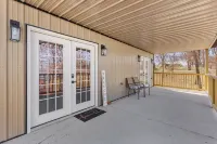 1 Bedroom Pet Friendly Guest House at Sunset Family Lake House with dock access - Homestays