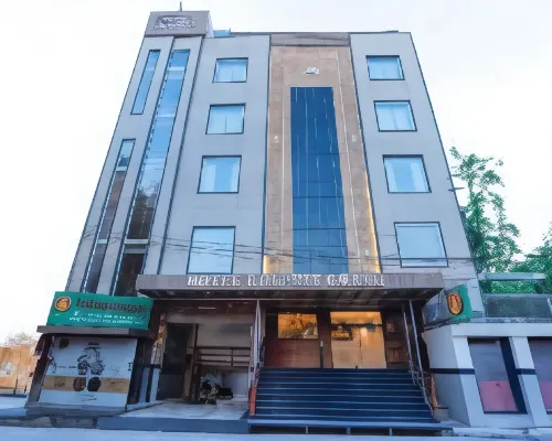 Hotel Dolphin Grand Отели рядом с достопримечательностью «Храм Дурга»