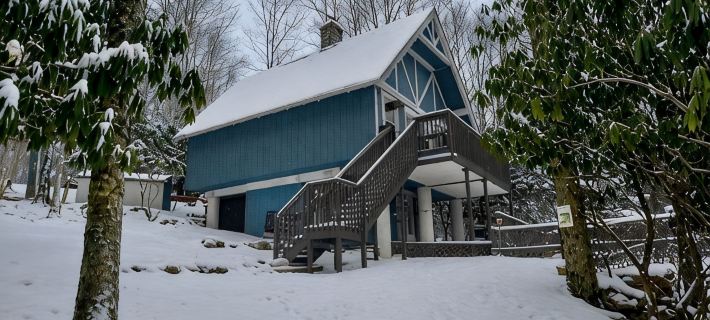 Blue Ridge Mountains Cabin • Mountain Bike Storage • Firepit • Outdoor Theater Hotels in Beech Mountain