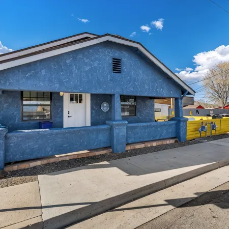 Downtown Blue Bungalow w/Fully Fenced Yard, AC, W/D, 3 Smart TVs, Den, Fast WiFi