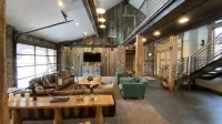 Luxurious Estate among the Pines w/ Hot Tub, EV Charger & so much MORE! - บังกะโล