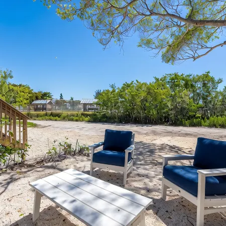 Modern Holmes Beach Retreat. No Stairs, Near Tennis & Beach