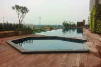 Best Price Studio Apartment Springwood Residence by Travelio - balcon