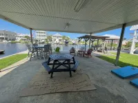 Deep-Water Canal Front Coastal Cottage Only Steps to the Beach & Pet Friendly! - ビーチサイド