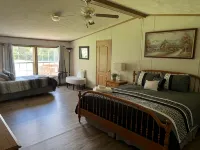 King Size Bedroom/ Outdoor Fire Pit, Game Room. Cozy Getaway Cottage Hotels in Cairo