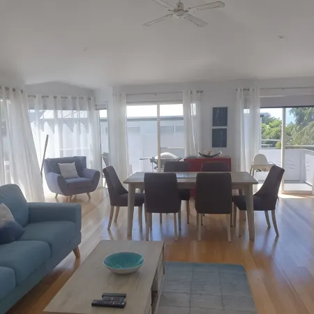 11A Seaview. Ocean and Otway Ranges views. Close to beach. Pet friendly.