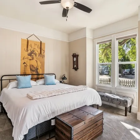 Modern Victorian! Walk Downtown W/Firepit
