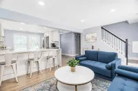 Tip Of The Town Fresh and New 3 Bedroom Nest - Bungalows