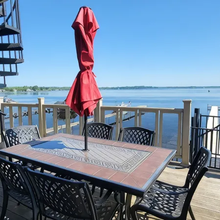 Lakefront, Dock, Near Restaurants, Track & Downtown Saratoga Springs!