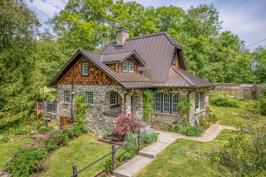 Riverfront stone cottagePrivate dock & boatsPersonal spaprivate resort