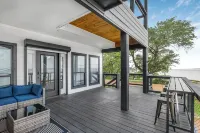 Waterfront Home w/ Views - Hot Tub + Movie Theatre - Homestays