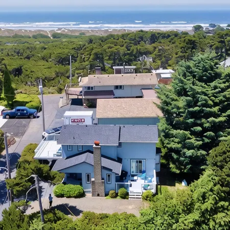 Coastal Bliss, Ocean Views, 0.3 Walk to Beach - 6Beds, Sleeps 9, Dog Friendly
