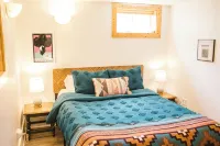 Downtown 3 BDRM Charming Casita - 방갈로