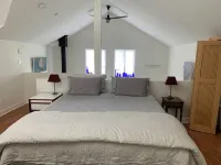 Beautiful rural  getaway with private suite  full kitchen, wifi and sauna. - 방갈로