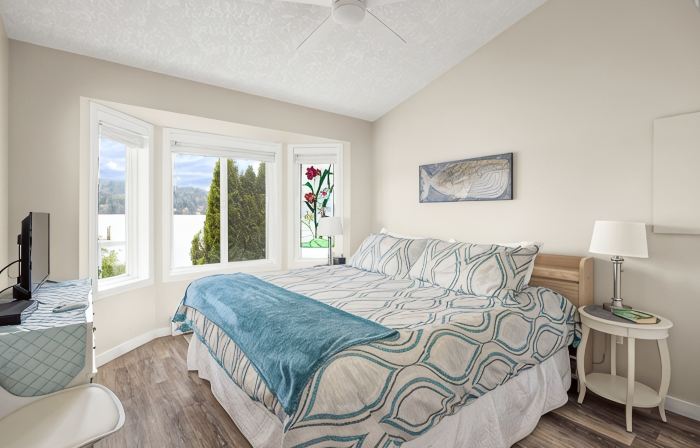 Beach Front Retreat :Private Beach and Dock Access, Hot Tub, BBQ &Free Kayaks!