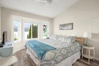 Beach Front Retreat :Private Beach and Dock Access, Hot Tub, BBQ &Free Kayaks!