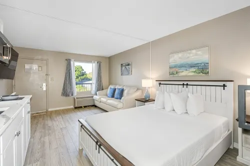 Condo at the Bay with Resort-Style Amenities, Pool, Tiki Bar - Wifi