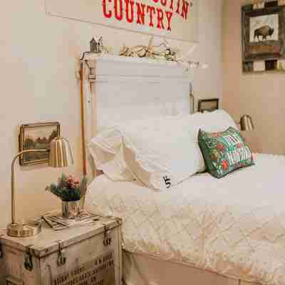 Cozy apartment outside of town - close to ALL of the best the area has to offer Rooms