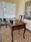 Cozy 2 BR Cottage with Inviting Sunroom, Spacious Yard and Ultimate Comfort - 民宿