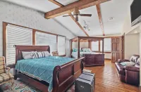 Harborview! Sleeps up to 10. Spa and beside The Bean! - Homestays