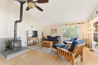 Family friendly Wisdom Tree Lake House - 2-Star