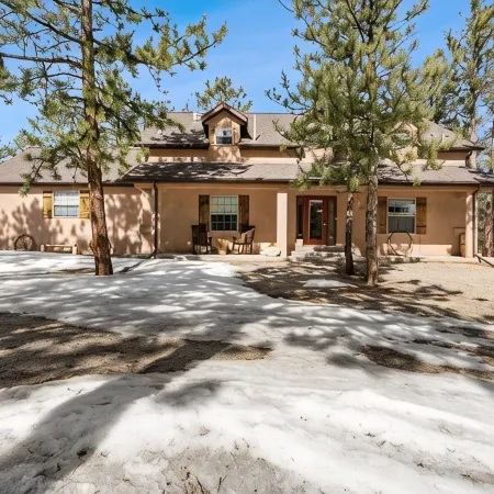 La Hacienda BV: Family-friendly cabin nestled on 2 acres in the woods